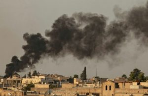  De la fumée s'élève au-dessus de la ville de Ras al-Aïn, dans le nord-est de la Syrie, après le début de l'offensive turque contre les forces kurdes, le 9 octobre
